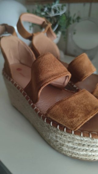 Sandalias tacón ante Camel