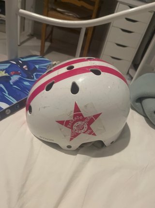 Casco infantil rosa con estrellas