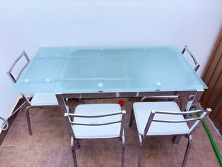 Mesa de cristal y metal