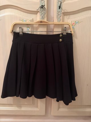 Falda negra plisada con botones