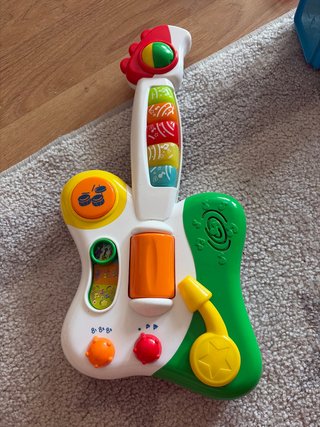 Guitarra infantil con sonidos rock.