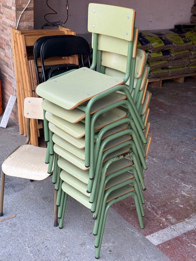 Sillas escolares apilables verdes y beige