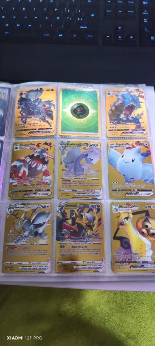 Álbum Pokémon con cartas