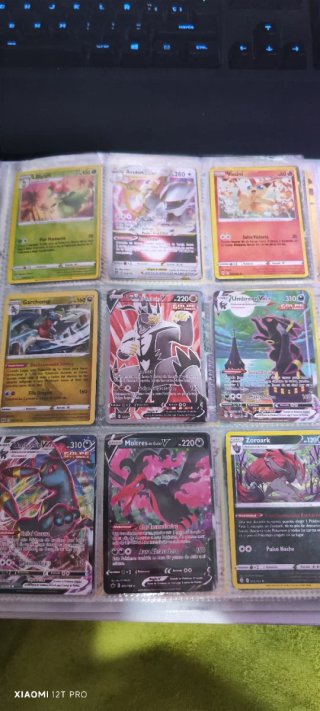 Álbum Pokémon con cartas