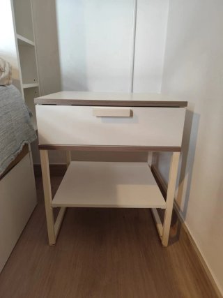 Mesa de noche blanca y madera (dos disponibles)