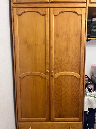 Armario de madera con altillo