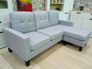 Sofá de 3 plazas con puff gris