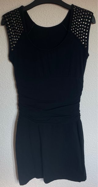 Vestido negro con tachas Bershka