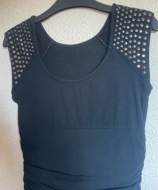 Vestido negro con tachas Bershka