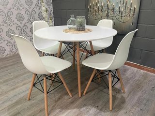Mesa redonda blanca con 4 sillas