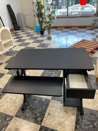 Mesa de ordenador negra con cajón