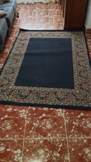 Alfombra beige y negra  medidas 2.20. x. 1.60