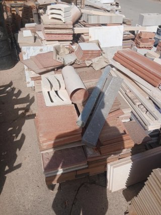Azulejos y losas de construcción antiguos