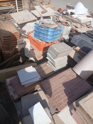 Azulejos y losas de construcción antiguos