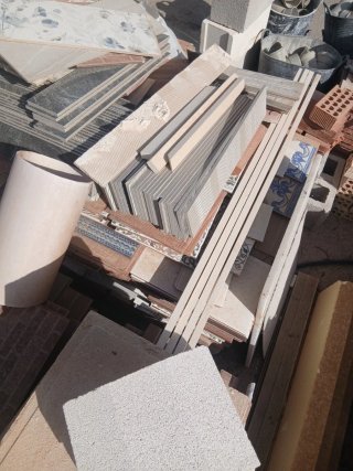 Azulejos y losas de construcción antiguos