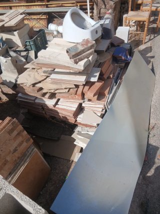 Azulejos y losas de construcción antiguos