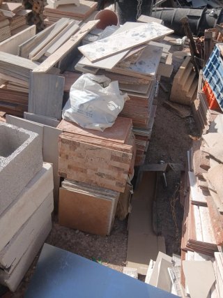 Azulejos y losas de construcción antiguos