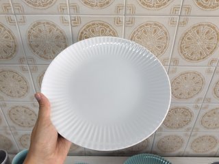 Vajilla cerámica: platos, tazas y boles de colores