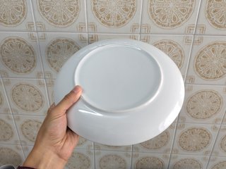 Vajilla cerámica: platos, tazas y boles de colores