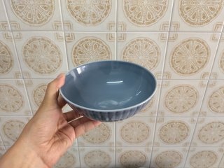 Vajilla cerámica: platos, tazas y boles de colores