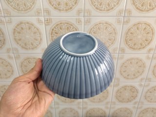 Vajilla cerámica: platos, tazas y boles de colores