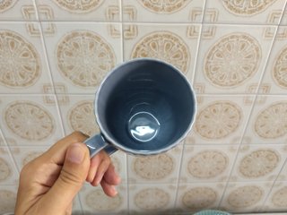 Vajilla cerámica: platos, tazas y boles de colores