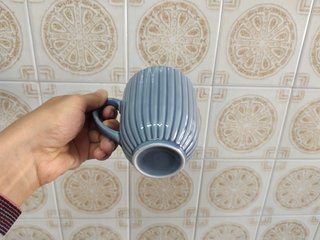 Vajilla cerámica: platos, tazas y boles de colores