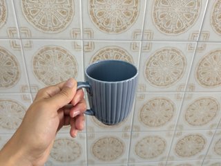 Vajilla cerámica: platos, tazas y boles de colores