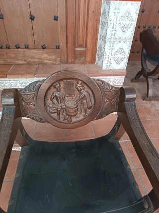 Par de Butacas de Madera Tallada