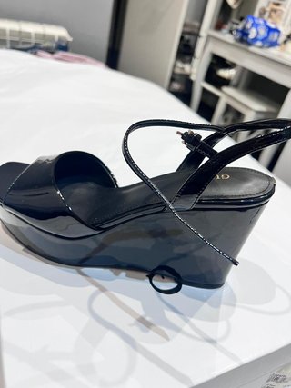 Sandalias Guess Charol Negro