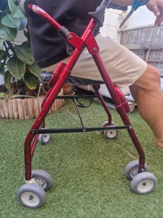 Andador rojo con asiento y ruedas