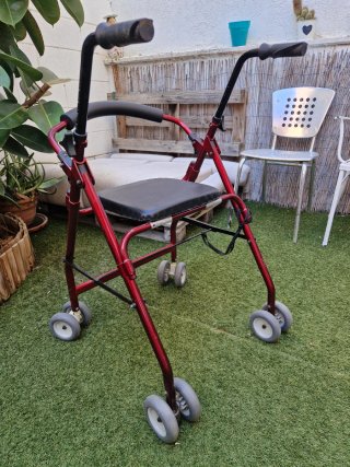 Andador rojo con asiento y ruedas
