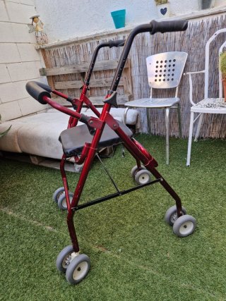 Andador rojo con asiento y ruedas