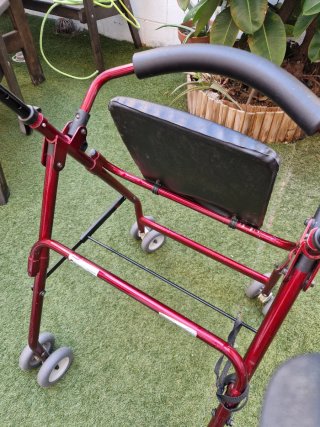 Andador rojo con asiento y ruedas