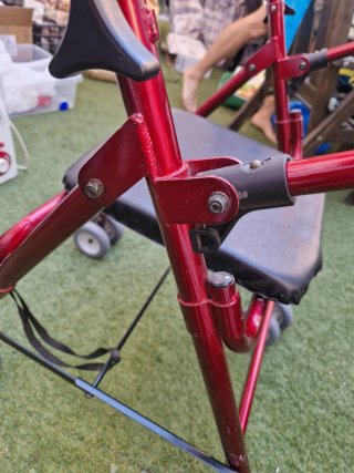 Andador rojo con asiento y ruedas