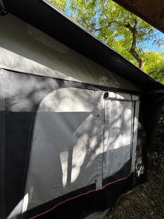 Caravana con avancé, cocina y carpa exterior