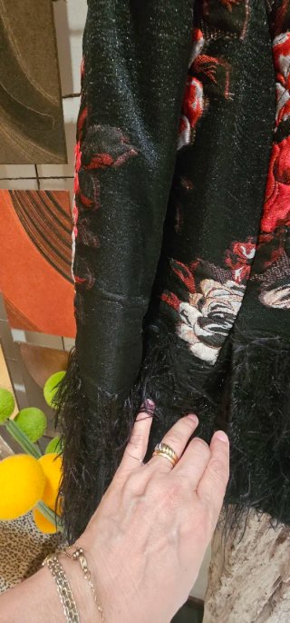 Giacca nera con fiori rossi e piume