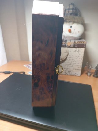 Caja expositora con 20 medallas de la Virgen