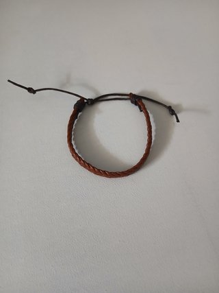Pulsera trenzada de cuero marrón