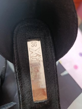 Tacones negros con pedrería