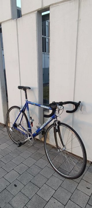 Bicicleta de carretera Pinarello azul