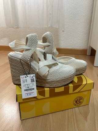 Sandalias cuña beige atadas