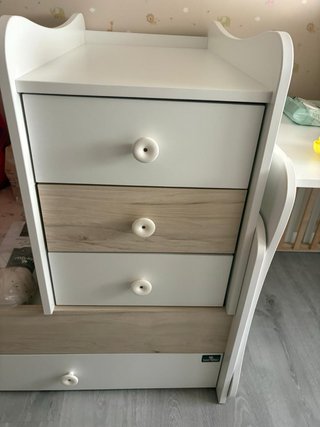 Cuna y cambiador blanco y madera