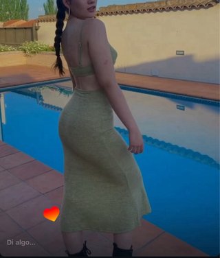 Vestido largo verde con cut-outs