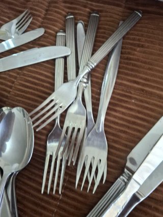 cubiertos de metal