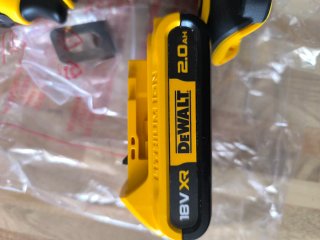 Llave de impacto DeWALT DCF921N + Batería