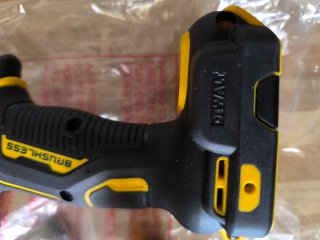 Llave de impacto DeWALT DCF921N + Batería