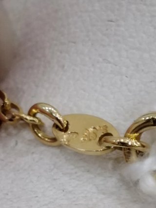 Collar de oro con flores