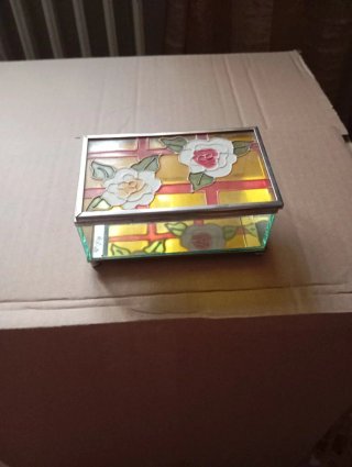 Joyero de cristal con rosas