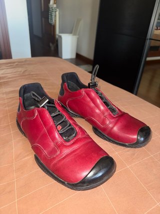 Zapatillas Prada rojas y negras